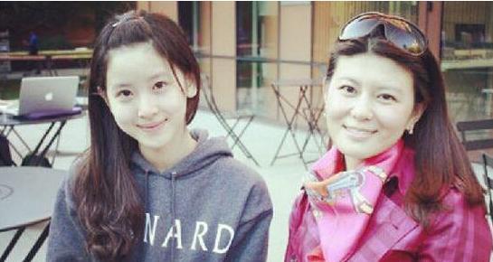 章泽天的妈妈背景,出身名门，智慧与美貌并重的传奇女性